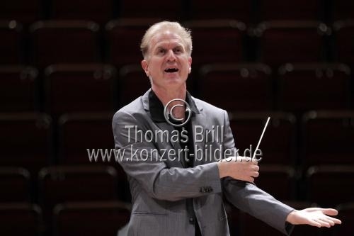 Deutsche Dirigent Christoph Poppen leitet das Kölner Kammerorchester in der Philharmonie Köln (&copy; Thomas Brill)